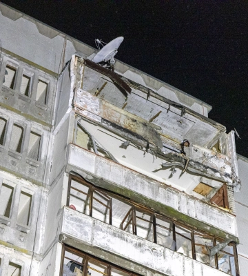 Що відбувалося на місці нічного удару по дому, показали у ДСНС (фото/відео)