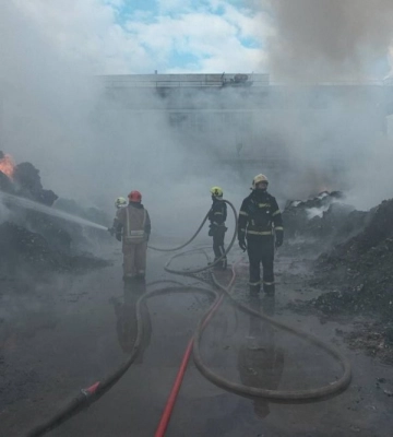 Понад 2 тисячі квадратних метрів: у Києві спалахнула масштабна пожежа (ФОТО)