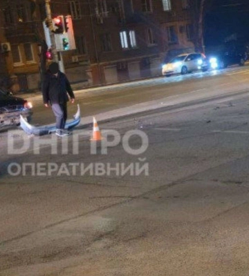В Днепре на Богдана Хмельницкого столкнулись мотоцикл и легковушка, есть пострадавшие: видео момента ДТП