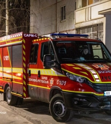 Рашисти вдарили по житловій багатоповерхівці у Харкові — восьмеро постраждалих (, )