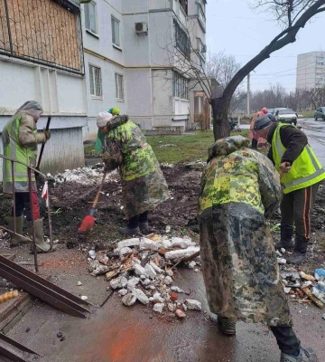 На месте ночного «прилета» в Харькове уже работают коммунальщики 