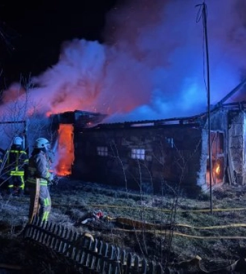 Нічна пожежа у Солотвині: вогнеборці врятували сусідні будинки від знищення