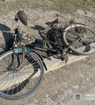 На Кіровоградщині легковик наздогнав літнього велосипедиста, який потрапив до лікарні
