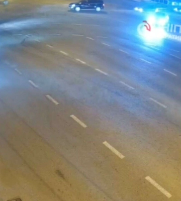 В Днепре на Богдана Хмельницкого столкнулись мотоцикл и легковушка, есть пострадавшие: видео момента ДТП