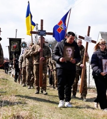 Мечтала стать стоматологом. В Ивано-Франковской области попрощались с нацгвардейцем Владимиром Шкрумеляком и его дочерью&amp;hellip;