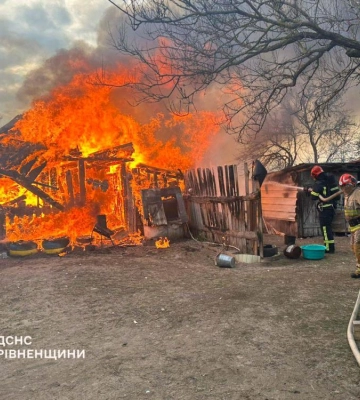 Ледь не спалахнула хата: на Березнівщині рятувальники ліквідували пожежу в господарській будівлі