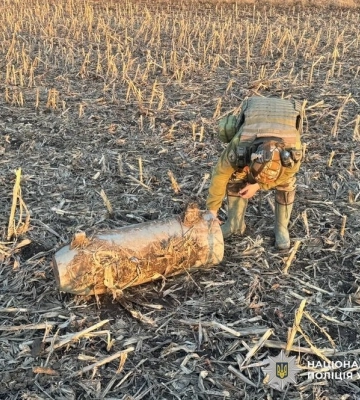 На одному з полів Кіровоградщини впали уламки ракети росіян