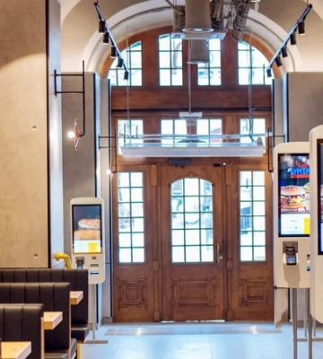 В центрі Львова на площі Ринок відкрили новий ресторан McDonaldʼs