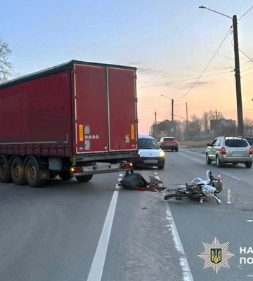 У Хмельницькому внаслідок тарану мотоциклу та вантажівки постраждав водій двоколісника