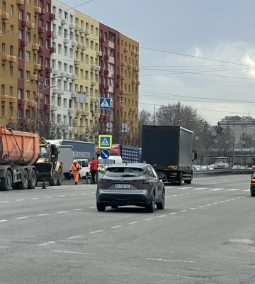 Авто стоять колонами: проспект Дніпра паралізував затор