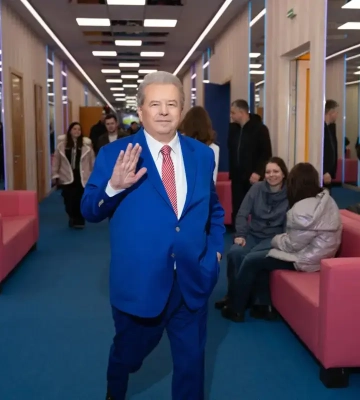 Поплавский встретил обыски в тапках Tommy Hilfiger — следствие подозревает 760 млн убытков