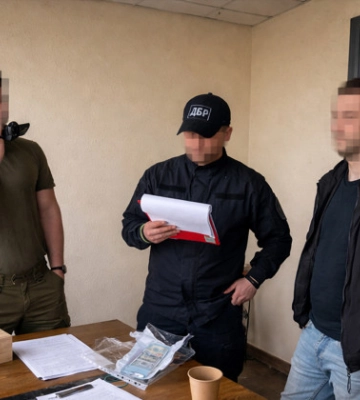 Выезд за границу за $30 тысяч: во Львове разоблачили незаконную схему пограничника