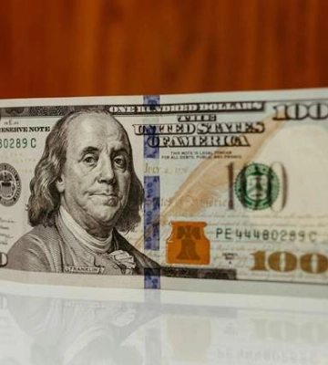 Курс валют в обменниках пошел вниз: сколько стоят доллар и евро