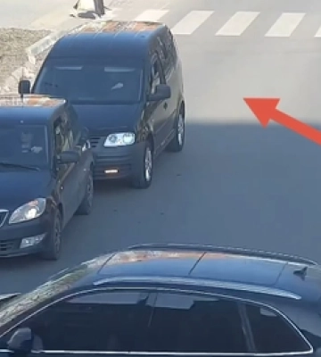 Влетів у авто і зник: у Луцьку водій втік з місця ДТП (відео)