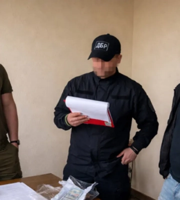 30 тысяч долларов за пересечение границы: задержан львовский пограничник