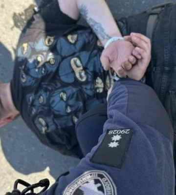 Поліція затримала озброєного чоловіка в Одесі: він здійснив кілька пострілів, пролунав вибух. ФОТО