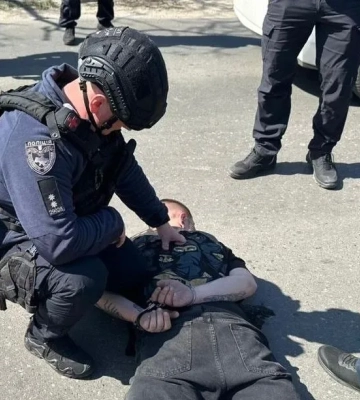 В Одесі чоловік зі зброєю і гранатою влаштував стрілянину посеред вулиці