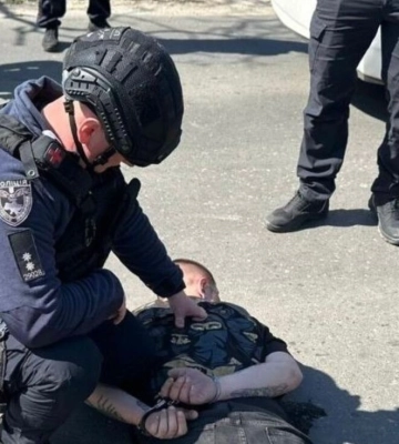 Прогремел взрыв: в Одессе посреди улицы задержали вооруженного мужчину с гранатой