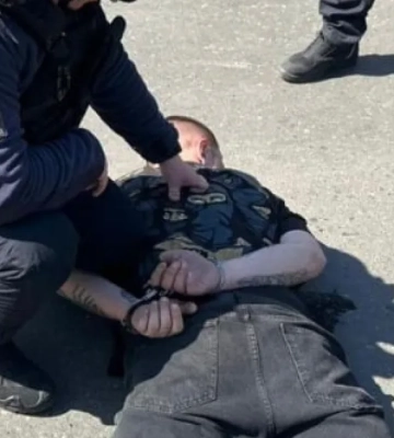 В Одессе мужчина с оружием и гранатой устроил стрельбу