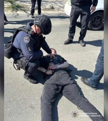 В Одесі чоловік зі зброєю і гранатою влаштував стрілянину посеред вулиці