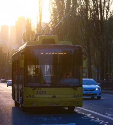 На лівому березі Києва перебої зі світлом: призупинено рух електротранспорту