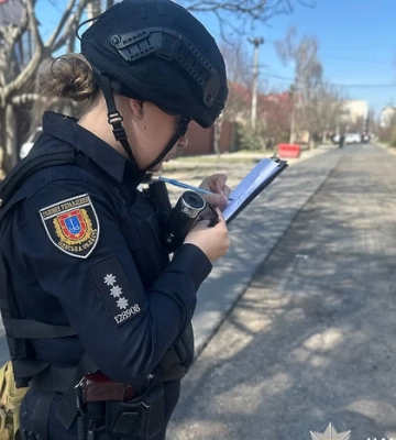В Одесі чоловік з гранатою і зброєю у руках влаштував стрілянину на вулиці