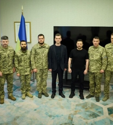 Президент зустрівся із українськими військовими, які працюють над захистом неба у Катарі