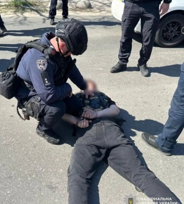 Стріляв з вогнепальної зброї та зірвав гранату: в Одесі поліція затримала озброєного чоловіка