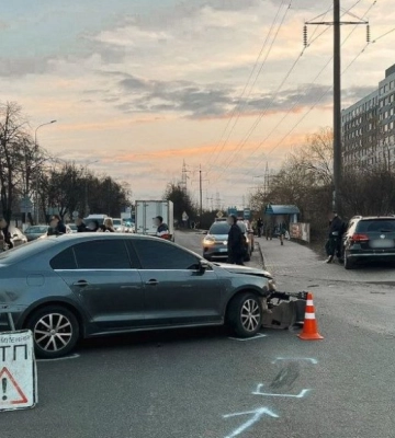 У Вишневому Passat, якого відкинуло на тротуар, збив 64-річну жінку