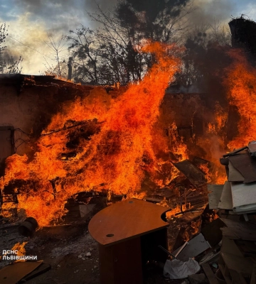 Горів цегляний гараж у Львові