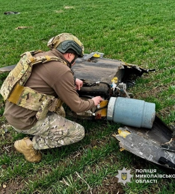Дрон-камікадзе посеред поля: на Миколаївщині поліцейські вибухотехніки знищили ворожий безпілотник