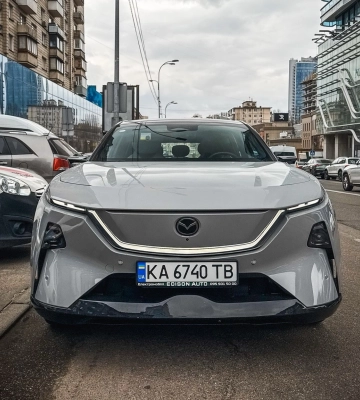 В Киеве появился недорогой электрифицированный кроссовер Mazda с запасом хода 1300 км 