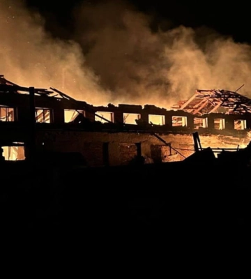 Нічна атака на Новгород-Сіверський: дрони пошкодили деревообробне підприємство (Відео)