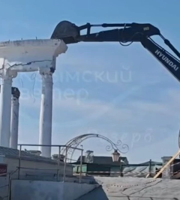 В Алушті окупанти зносять знаменитий символ міста (відео)