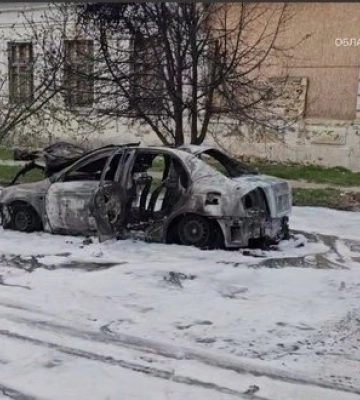 Росія вдарила по цивільній автівці в Херсоні: загинула жінка, чоловіка поранено. ВIДЕО