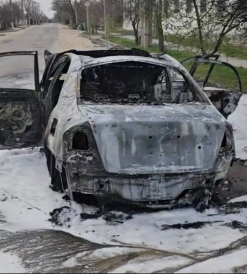 Росія вдарила по цивільній автівці в Херсоні: загинула жінка, чоловіка поранено. ВIДЕО