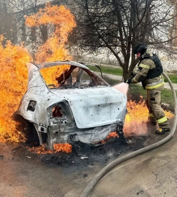 Росія вдарила по цивільній автівці в Херсоні: загинула жінка, чоловіка поранено. ВIДЕО