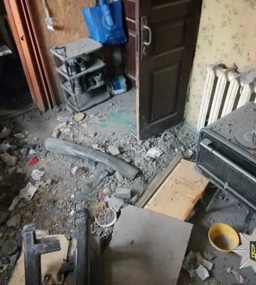 Росія вдарила по цивільній автівці в Херсоні: загинула жінка, чоловіка поранено. ВIДЕО