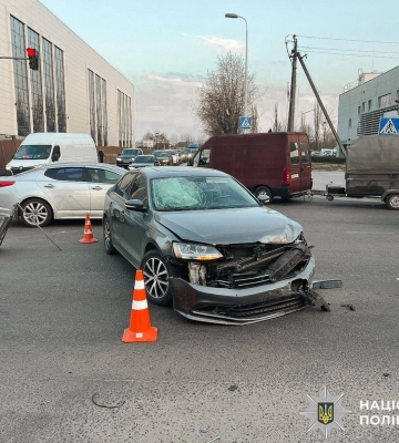 У Вишневому внаслідок зіткнення двох легковиків постраждала жінка, яка йшла тротуаром. ФОТО