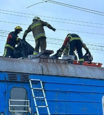 У Києві підлітки залізли на дах потяга: один із них загинув, двоє дістали ураження струмом