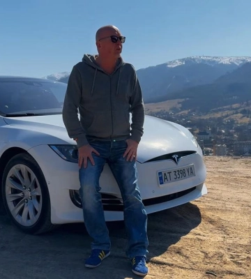 Мужчина проехал более 350 км на Tesla по Украине, чтобы проверить запас хода электрокара