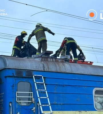 У Києві підлітки залізли на дах потяга: один із них загинув, двоє дістали ураження струмом
