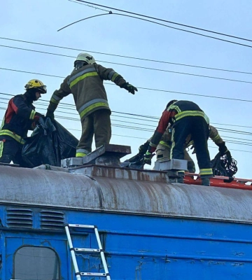 У Києві підлітки залізли на дах потяга: один із них загинув, двоє дістали ураження струмом