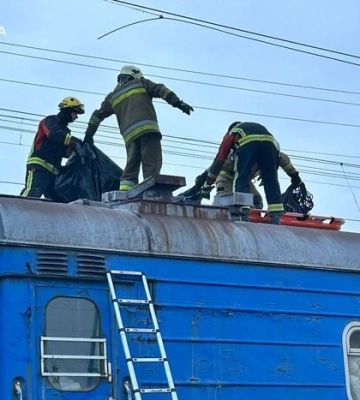 У Києві троє підлітків залізли на дах потяга: один загинув, двоє опинилися у лікарні