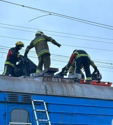 У Києві підлітки залізли на дах потяга: один із них загинув, двоє дістали ураження струмом