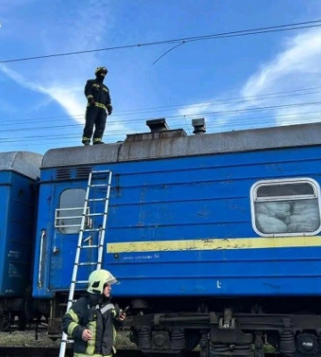 У Києві на даху потяга вдарило струмом трьох неповнолітніх – один загинув на місці