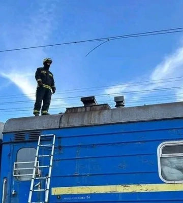 В Киеве трое подростков вылезли на крышу нерабочего вагона Укрзализныци: один погиб, двое получили тяжелые ожоги