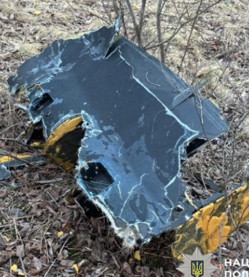 У Києві поблизу Подільсько-Воскресенського мосту виявили нездетоновану бойову частину БпЛА