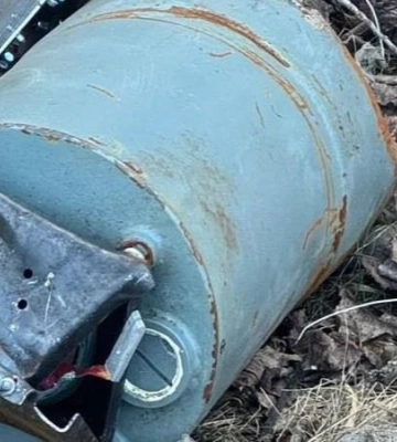 Нездетоновану частину ворожого БпЛА виявили біля Подільсько-Воскресенського моста у Києві. ФОТОрепортаж