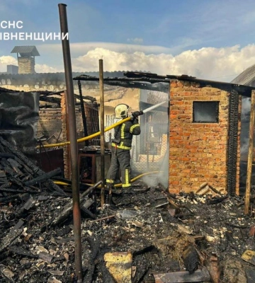 У Рівному рятувальники не допустили поширення пожежі на житловий будинок (ФОТО+ВІДЕО)